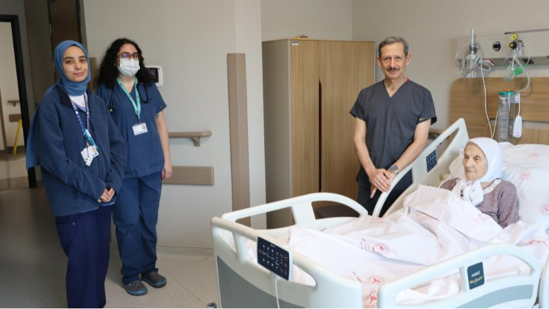 MaşAllah teyzemize; 104 yaşında kalp ameliyatıyla Bursa'da hayata tutundu