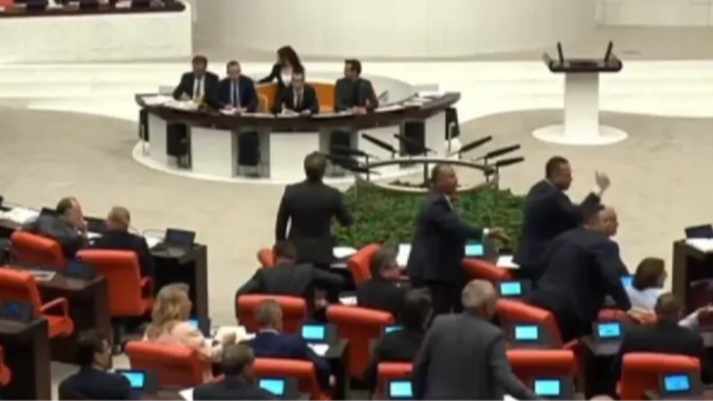 Meclis'te ortalık karıştı; Varank ve Başarır birbirine girdi