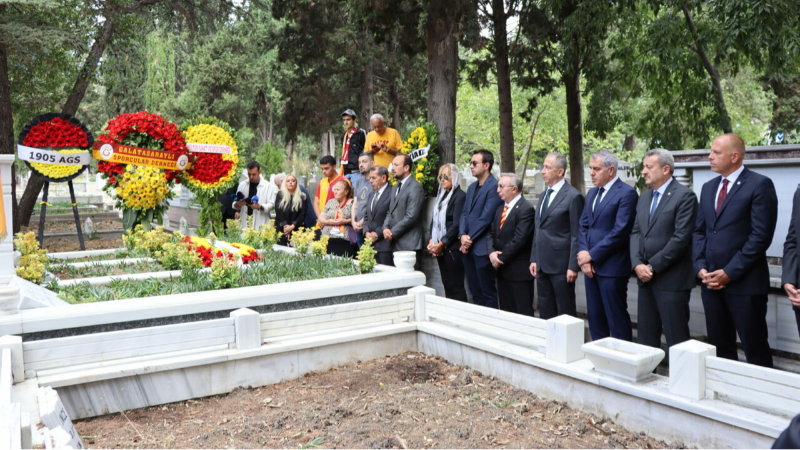 Metin Oktay, kabri başında anıldı