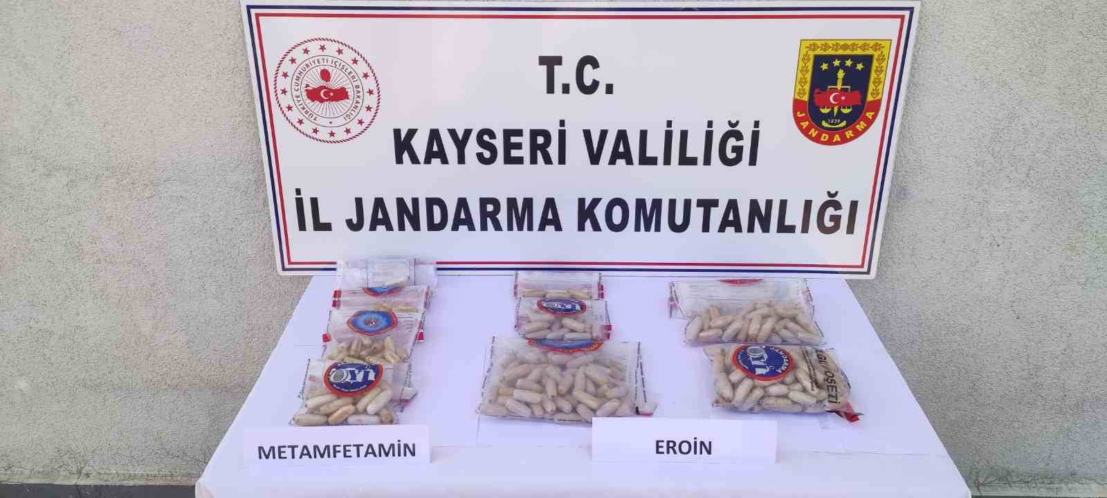 Mide ve bağırsaklarında 3 kilo uyuşturucuyla yakalandılar