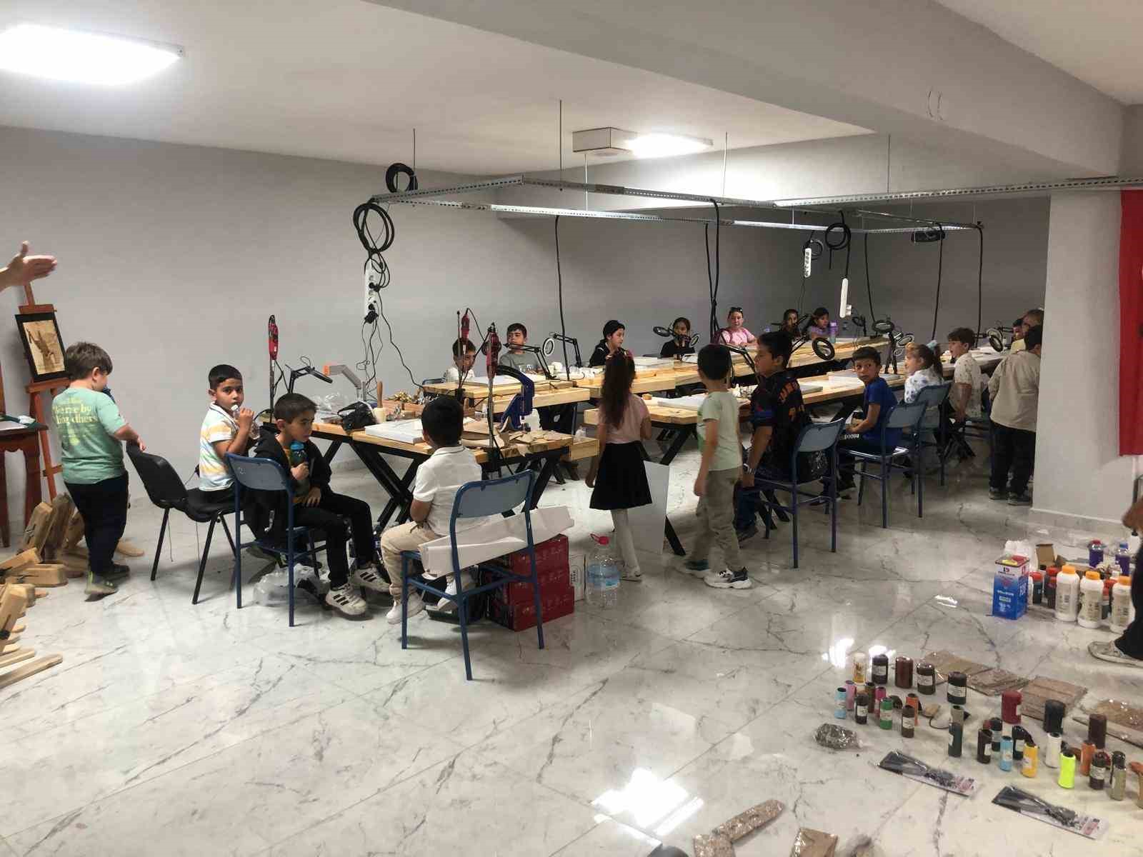 Minik ziyaretçilerden Ahmet Uluçay Müzesi’ne ilgi