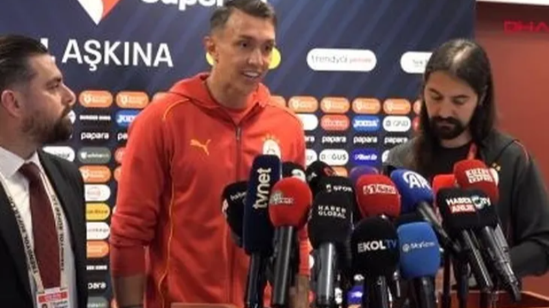 Muslera: Bu ülkede yaşamaktan gurur duyuyorum