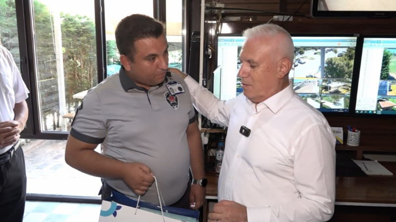 Mustafa Bozbey'den hayat kurtaran güvenlikçiye ödül!