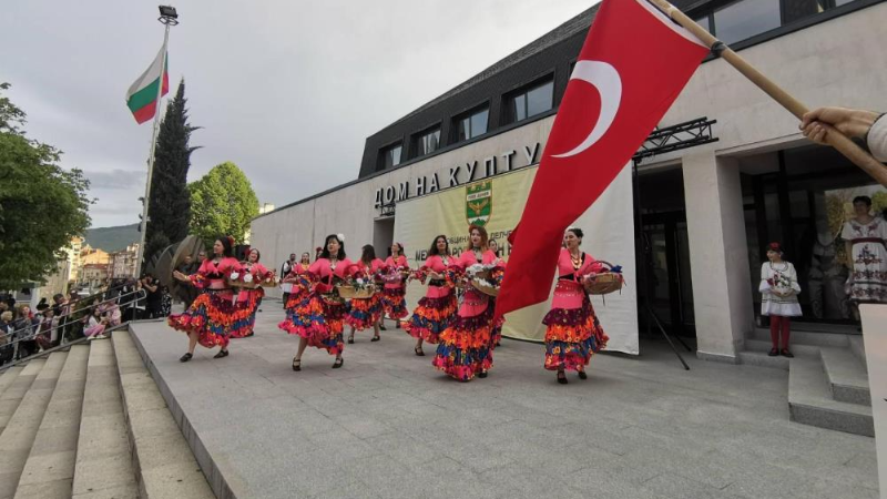 Nilüfer Belediyesi Halk Dansları Topluluğu kendine hayran bıraktı