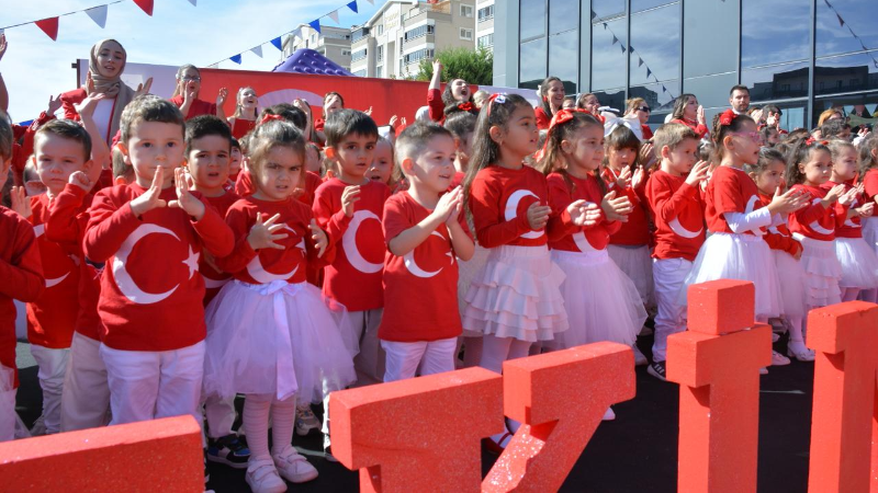 Nilüfer’de Cumhuriyet Coşkusu: Mavi İnci’den Kortej Yürüyüşüne Büyük Katılım