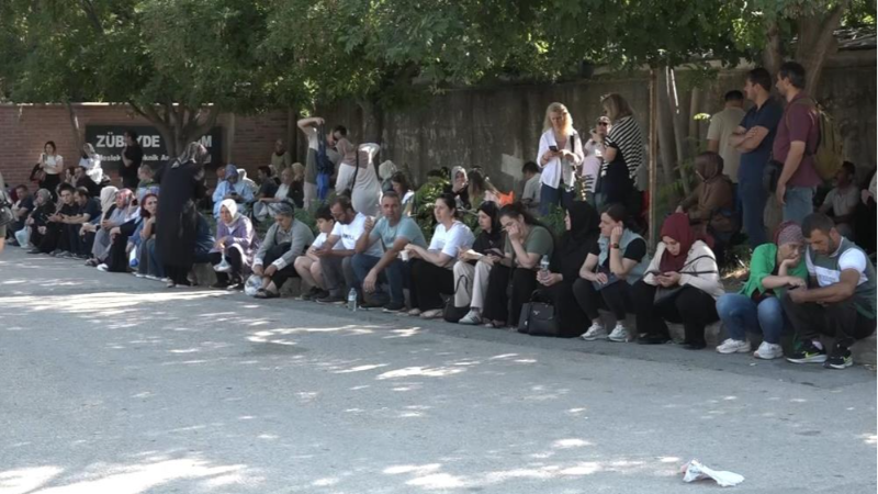 Öğrenciler içeride aileler dışarıda ter döktü; Bursa'da LGS heyecanı...