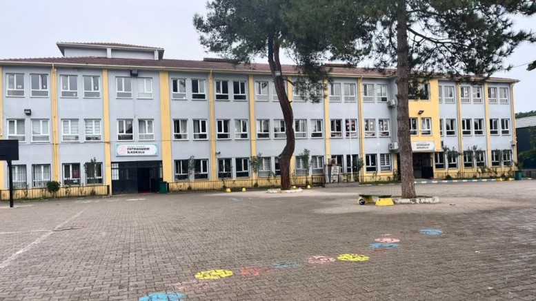 Öğrencilerin kavgasını ayıran hizmetli darbedildi, öğretmen baygınlık geçirdi