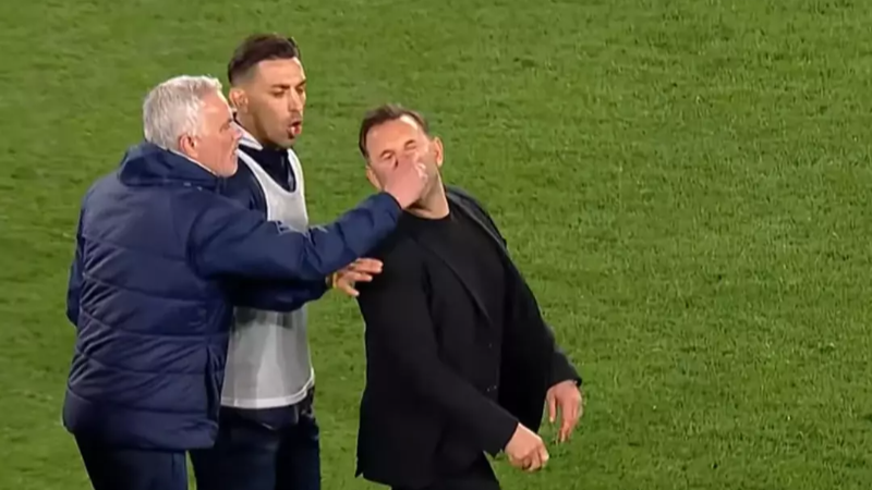 Olay var olay; Mourinho, Okan Buruk'a bakın ne yaptı...