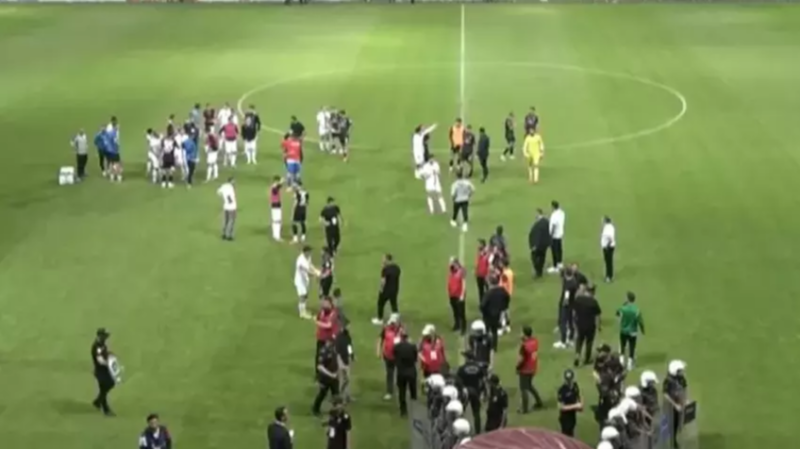 Olaylı Elazığspor Vanspor maçı yarıda kaldı: Hakem yaralandı