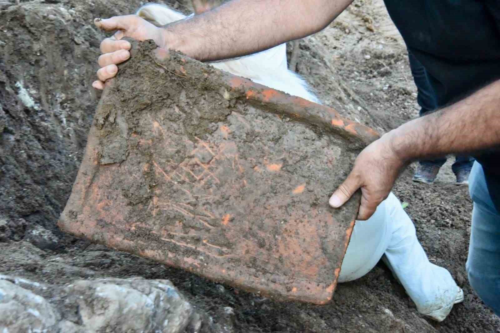 Ordu’da yol genişletme çalışmalarında tarihi kiremit mezar kalıntıları bulundu