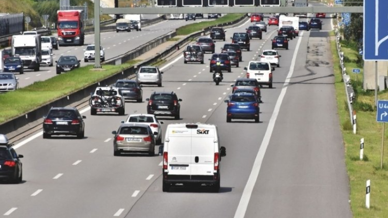 Orta şeritten giden artık yandı!