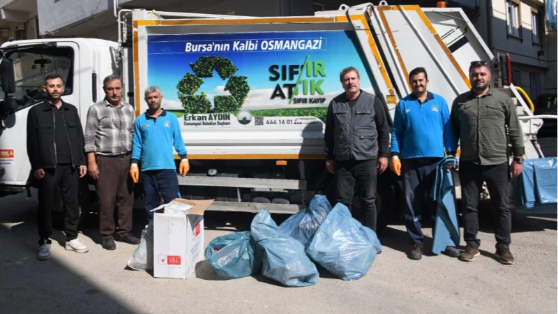 Osmangazi Belediyesi kapı kapı dolaşarak ambalaj atığı topluyor
