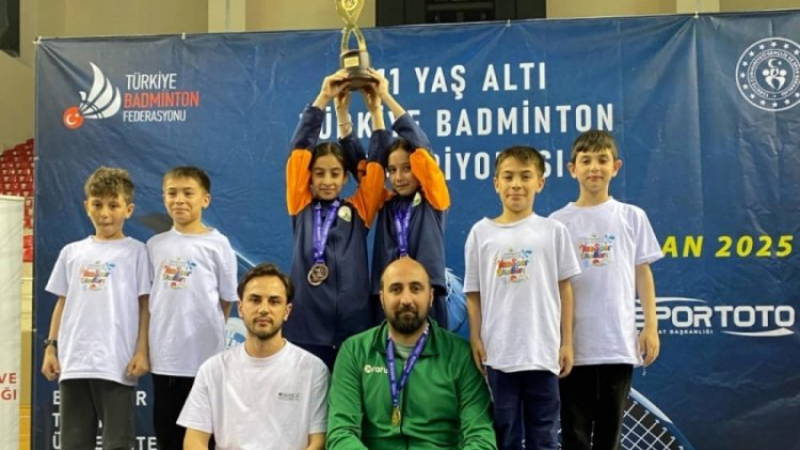 Osmangazi Belediyespor'un genç badmintoncuları alkışı hak etti