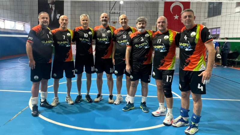 Osmangazi’nin veteran voleybolcuları şampiyonluğa ulaştı