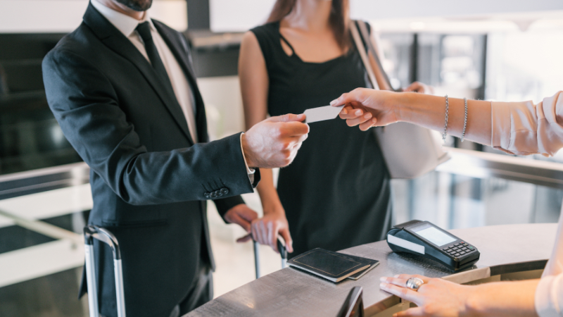 Otellerde yeni dönem! Resepsiyona kimlik bırakma devri bitti