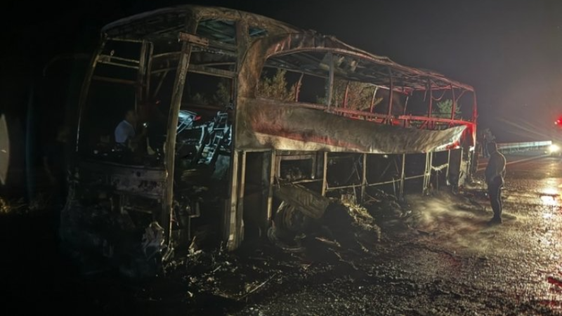 Otobüs cayır cayır yandı; 36 kişi tahliye edildi...