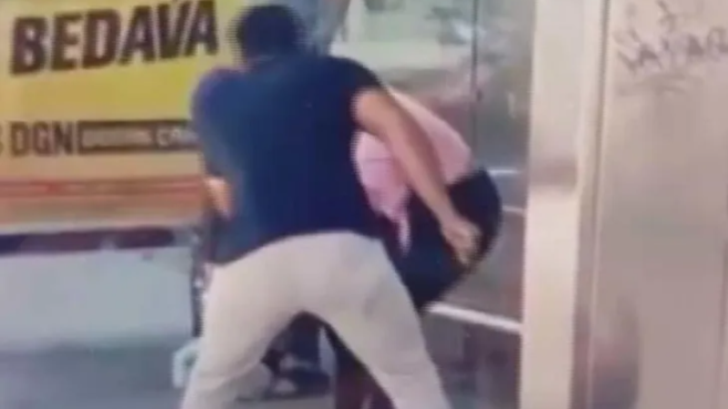 Otobüs durağında komşusuna tornavida ile saldırdı!