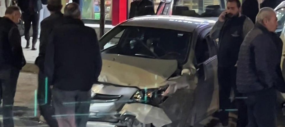 Otomobilin direksiyonu kilitlendi, 3 araç birbirine girdi