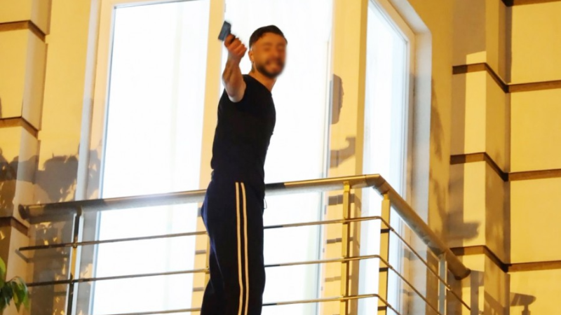 Oyuncak silahla ortalığı birbirine kattı!