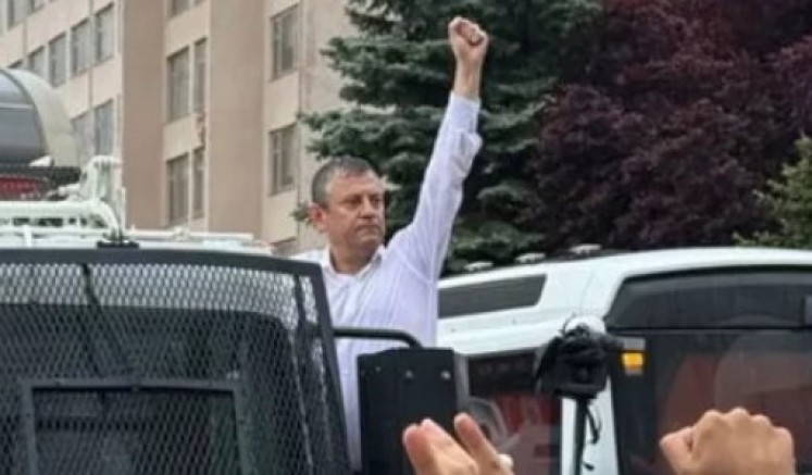Özgür Özel TOMA'ya çıktı, TBMM'ye yürüyor