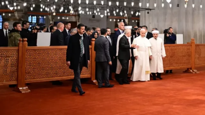 Papa, Sultanahmet Camii'nde! 