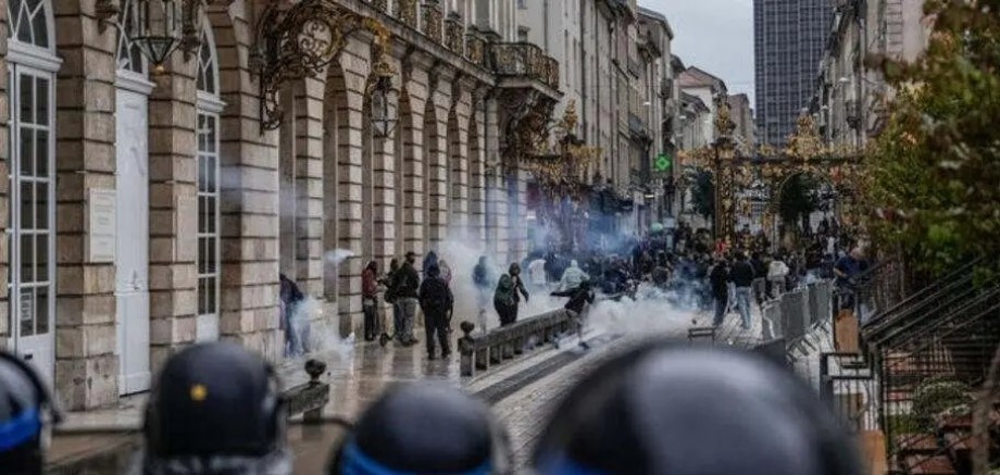Paris karıştı! Yüz binlerce kişi sokağa çıktı, polis gaz kullandı