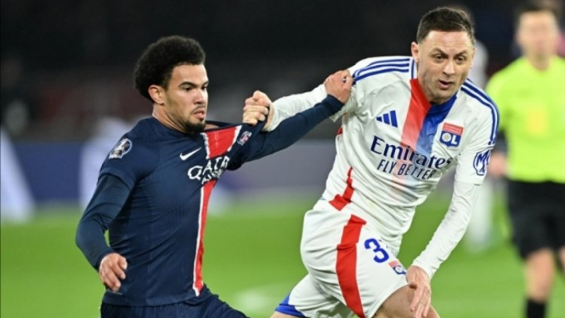 Paris Saint Germain, küme düşen Lyon'un imdadına yetişti