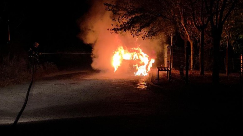 Park halindeki otomobil kullanılamaz hale geldi