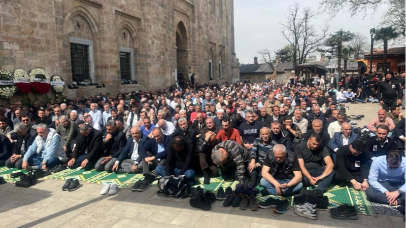 Ramazanın son cumasında Bursa Ulucami'de adım atacak yer kalmadı!