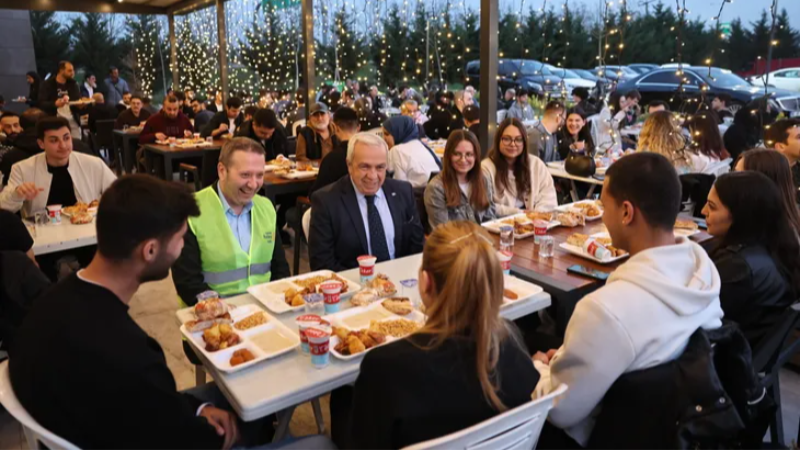 Şadi Başkan iftarda gençleri ağırladı...