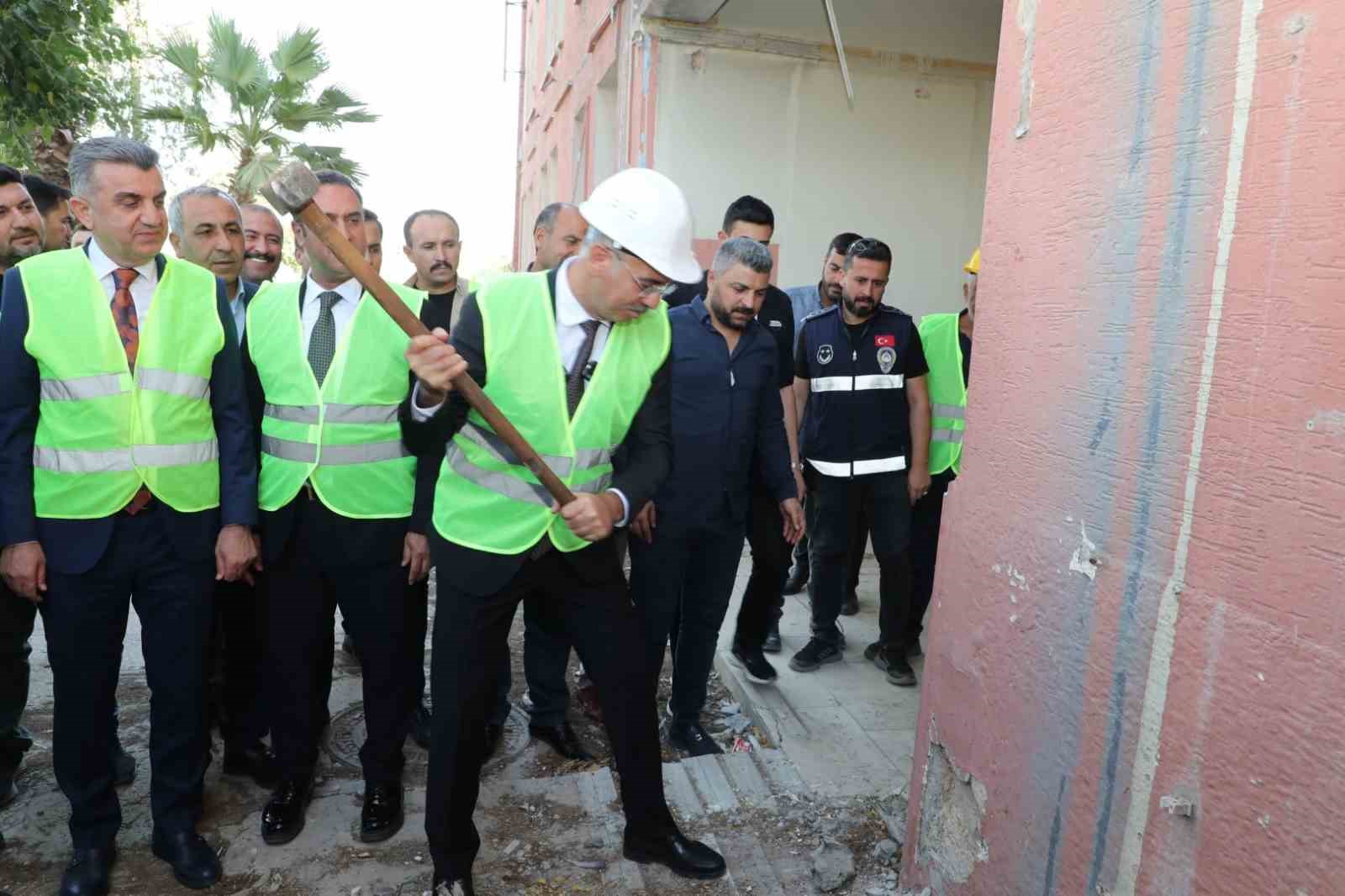 Şanlıurfa’da isyanda 13 mahkumun öldüğü cezaevi yıkılıyor