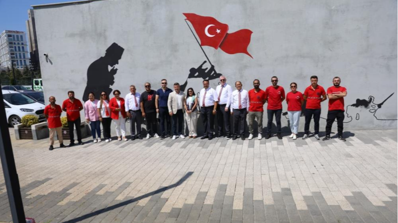 Şehit yakınları ve gaziler Bursa'da zafer ruhunu duvarlara yansıttı