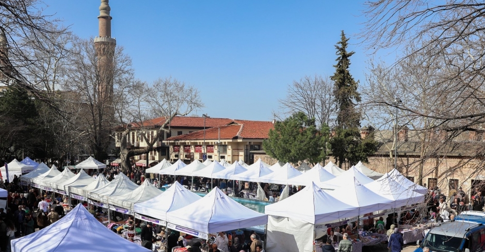 Şehrin göbeğinde Bursalılardan yoğun ilgi gören pazar!