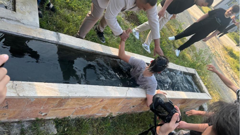 Sen misin bayram namazına gitmeyen; Buz gibi su...