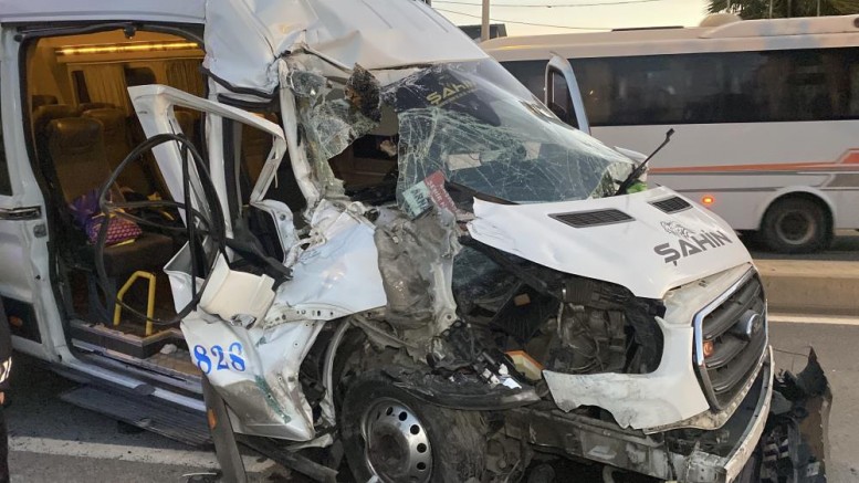 Servis minibüsü hafriyat kamyonuna çarptı: 9 yaralı