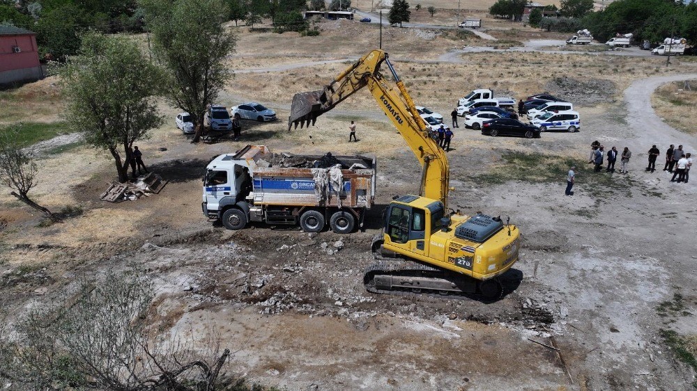 Sincan’da kaçak yapılar belediye ekiplerince yıkıldı