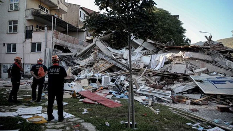 Sındırgı’da yıkılan bina ile ilgili iki gözaltı