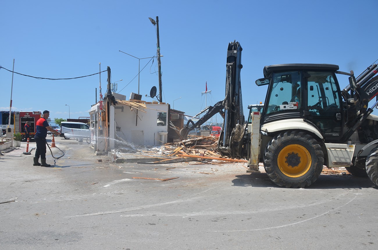 Sinop’ta mevzuata aykırı 5 kulübe yerinden kaldırıldı