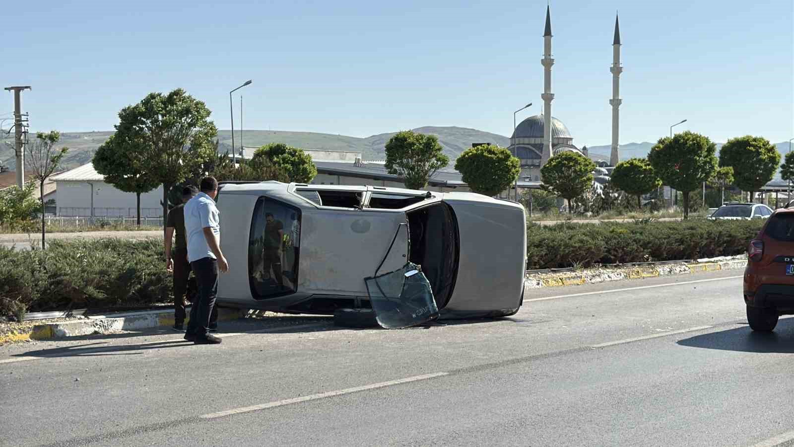 Sivas’ta otomobil takla attı: 2 kişi yaralandı