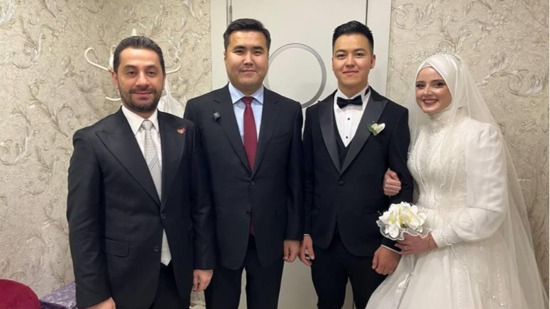 Sosyal medyada gündem olan çift Bursa'da dünyaevine girdi