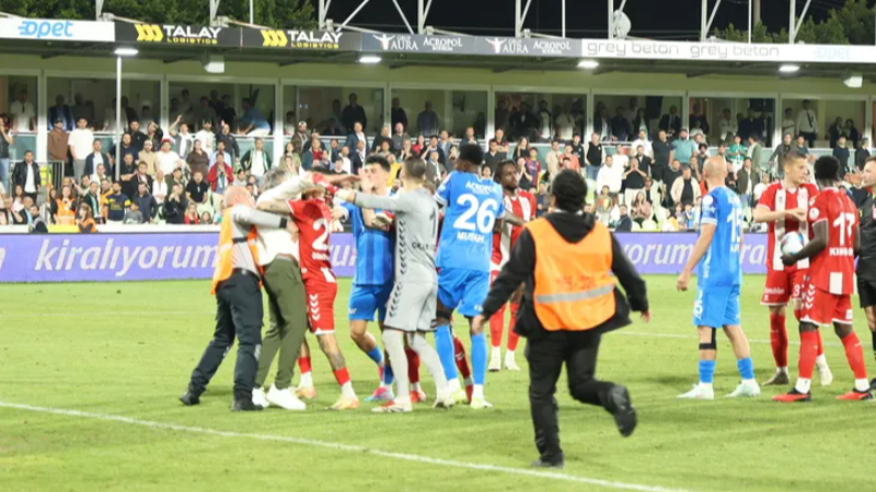 Süper Lig'de olay var; Hakeme saldırdılar...