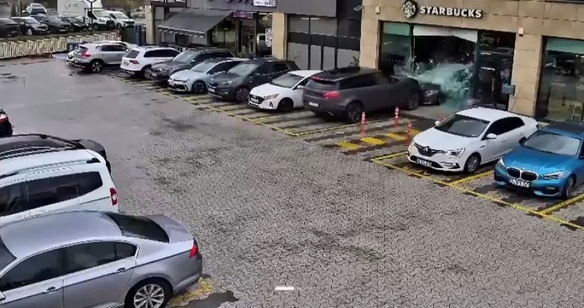 Sürücüsünün kontrolünden çıkan cip kafeye daldı