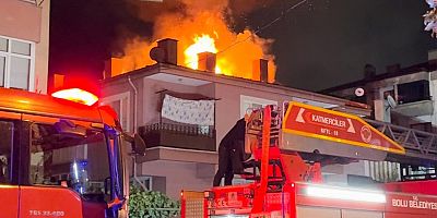 3 katlı evin çatısı alev alev yandı