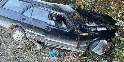 Ağaca çarpan otomobil hurdaya döndü