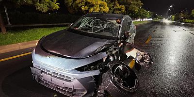 Ağaca çarpan SUV araç kullanılamaz hale geldi