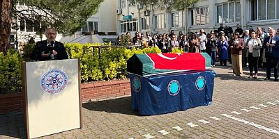 Akademisyen Doğan Yavaş, fakültesi önünden dualarla uğurlandı