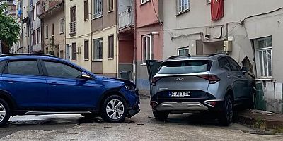 Akılalmaz kaza; Bursa’da savrulan cip eve girdi!