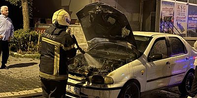 Alev alan otomobil, itfaiye ekipleri tarafından söndürüldü