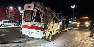 Ambulans ile otomobil çarpıştı: 6 yaralı