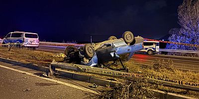 Aydınlatma direğine çarpan otomobil takla attı